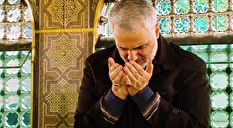 فیلم/ لحظاتی منتشرنشده از آخرین غبارروبی حاج قاسم در حرم امام هادی (ع)