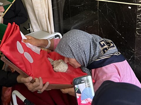 نسیم پرطراوت پرچم سرخ حرم مطهر حسینی در بیمارستان شهید مدنی تبریز